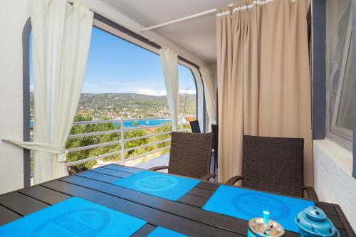 A4 - Modern apt w terrace 3 min walk to beach