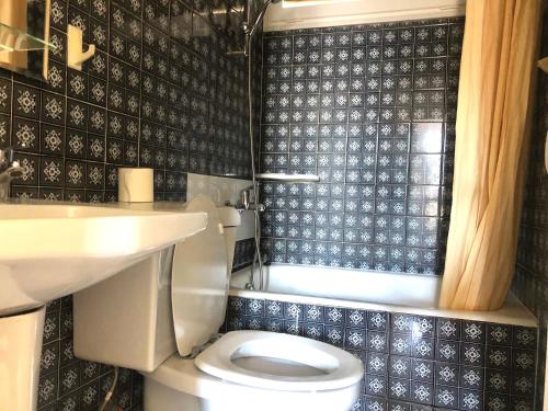 Kúpeľňa v ubytovaní PORT SOTAVENT 2C - Apartamento en la Marina de Empuriabrava - piscina comunitaria, - parking - vistas al canal - cerca centro y playa