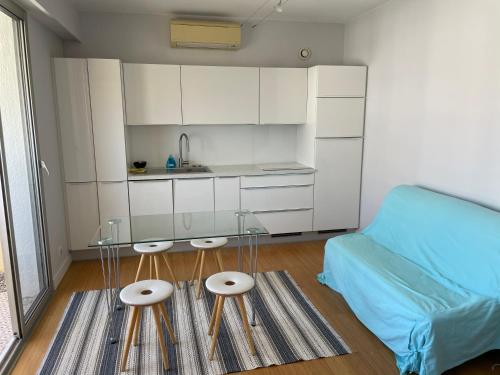 - une petite cuisine avec un canapé et une table dans une chambre dans l'établissement Studio vue mer, à Beaulieu-sur-Mer