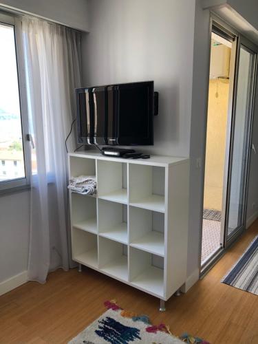 A television and/or entertainment centre at Studio vue mer