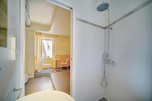 La salle de bains est pourvue d'une douche. dans l'établissement STUDIO MODERNE CENTRE HISTORIQUE DE CANNES VIEUX PORT-BAS SUQUET l- A0B65, à Cannes