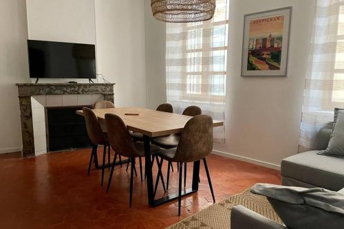 Télévision ou salle de divertissement dans l'établissement République Appartements Centre historique