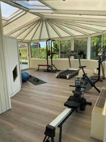 un gimnasio con equipamiento de ejercicio en una casa en Logis Hostellerie Du Mont Aimé en Bergères-lès-Vertus