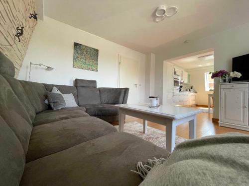 ein Wohnzimmer mit einem Sofa und einem Tisch in der Unterkunft FeWo Gretel in Zinnowitz