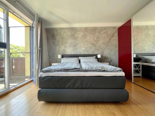 um quarto com uma cama com uma parede vermelha em FeWo Gretel em Zinnowitz