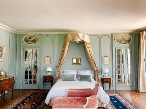 une chambre avec un lit à baldaquin dans l'établissement Château du Domaine du Réveillon, à Entrains-sur-Nohain