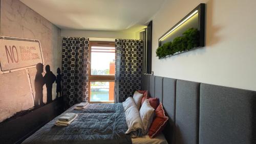 Posteľ alebo postele v izbe v ubytovaní MagSpace River View Jacuzzi Apartment