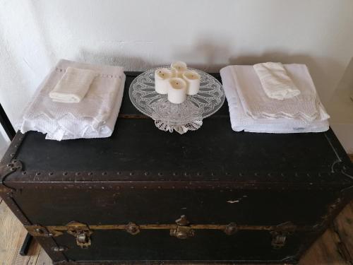 a black trunk with two towels and two candles on it at Ca' Amorino in Galzignano