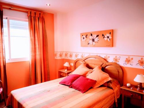 A bed or beds in a room at ADOSADO NUEVA OROPESA