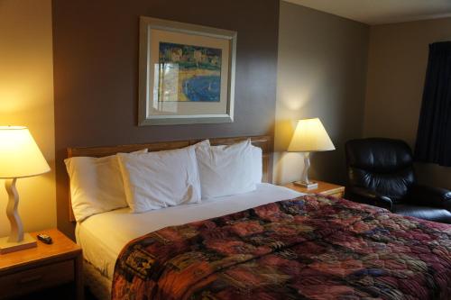 Ein Bett oder Betten in einem Zimmer der Unterkunft Coratel Inn and Suites Maple Grove