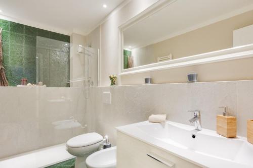 e bagno con lavandino, servizi igienici e doccia. di Apartment Ponte Vecchio Balcony a Firenze