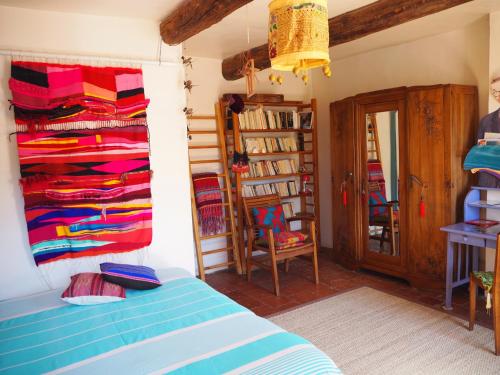 Cette chambre comprend un lit et un portant de serviettes. dans l'établissement Chambre d'hôtes Le Rougeyras, à Roquebrun