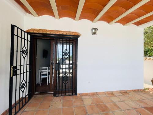 uma entrada para uma casa com um portão de ferro em El Refugio 2 em Los Caños de Meca
