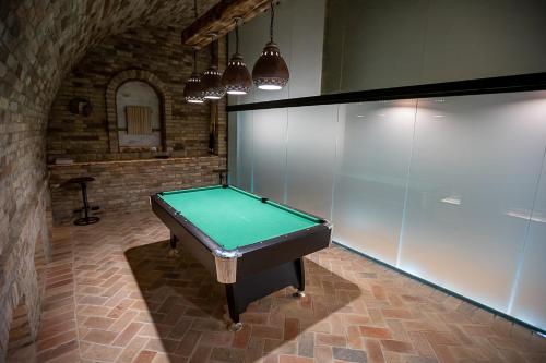 a ping pong table in a room with ahibition at Provence Birtok in Decs