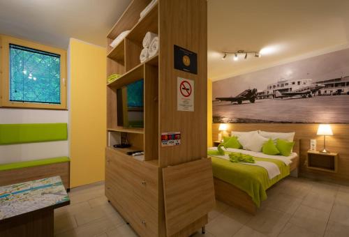 - une chambre avec un lit et une étagère dans l'établissement Castle Suite, à Budapest