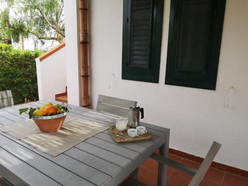 una mesa con un tazón de fruta y un tazón de naranjas en Villa Dei Gabbiani, en Favignana