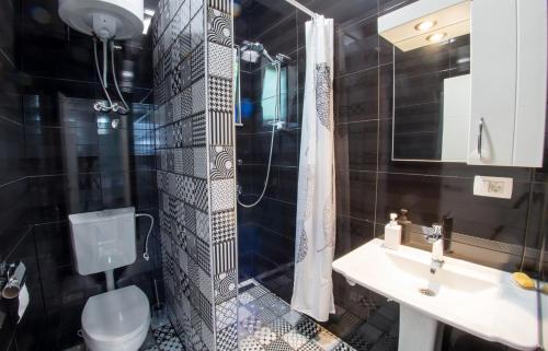 Ванная комната в Cozy apartment in Old Town - with parking