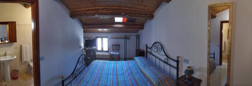 einen Flur mit blauem Teppich in einem Gebäude in der Unterkunft Affittacamere Centro Storico in Raiano