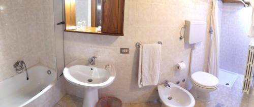 a bathroom with a sink and a toilet and a tub at Affittacamere Centro Storico in Raiano