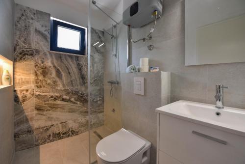 A bathroom at Lazaneo Seafront Apartments, Jelsa Hvar