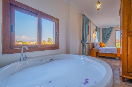 Et badeværelse på Infinity Myra Villa