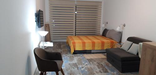 1 dormitorio con 1 cama, 1 sofá y 1 silla en Studio Olja Zlatni Breg Divčibare, en Divčibare