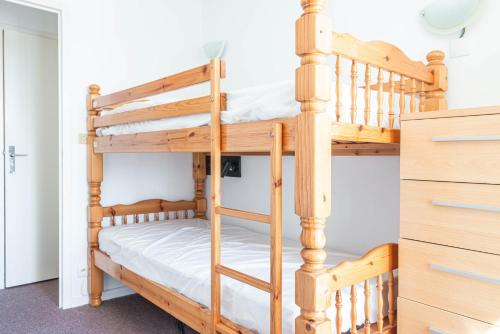 a bunk bed room with bunk beds in a house at Résidence Le Crystal Dinard Plage in Dinard