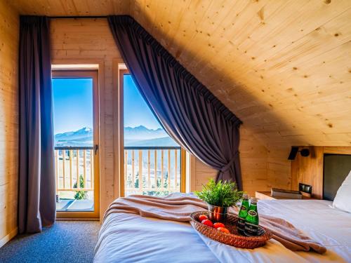 ポロニンにあるMajerczyk House domki z sauną i jacuzziのベッドルーム1室(フルーツバスケット付)