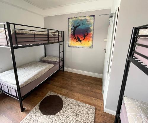 Katil atau katil-katil dalam bilik di Breakers Guest House