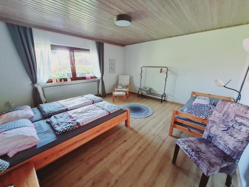 Un dormitorio con 2 camas y una silla. en FEWO Paternoster, en Regen