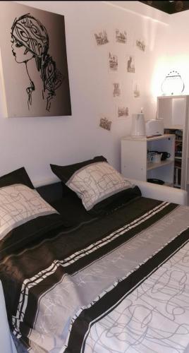 uma cama num quarto com um desenho na parede em CHAMBRE CHEZ L'HABITANT - ROOM IN THE OWNER'S APARTMENT em Nice