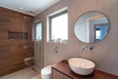łazienka z umywalką i lustrem w obiekcie Terra d'Oro Sea view villa with private pool w mieście Kiotari