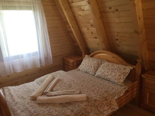 سرير أو أسرّة في غرفة في Banjska brvnara