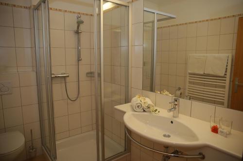 Ett badrum på Gasthofladen Schneeweiss