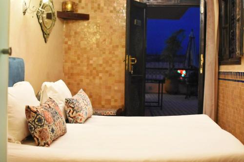 Ein Bett oder Betten in einem Zimmer der Unterkunft Riad Yacout
