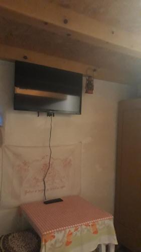 a room with a table and a ceiling at Etno apartman Tajna in Gornja Toplica