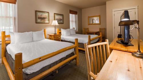 Un pat sau paturi într-o cameră la Best Western Plus Plaza Hotel