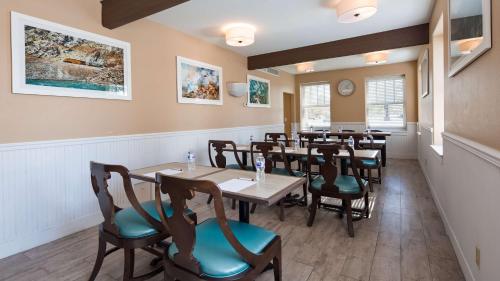 a dining room with wooden tables and chairs at Best Western Plus Plaza Hotel in Thermopolis