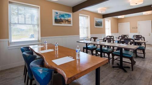 a conference room with tables and chairs and windows at Best Western Plus Plaza Hotel in Thermopolis