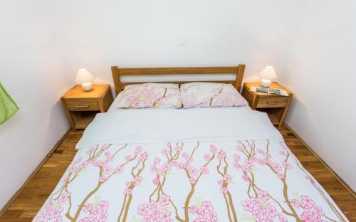 sypialnia z łóżkiem z 2 szafkami nocnymi w obiekcie Apartman Deja w mieście Šilo