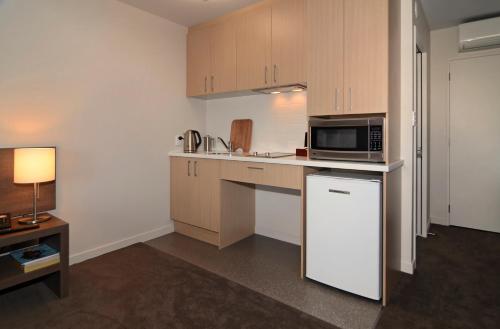 a kitchen with a microwave and a refrigerator at Lincoln Motel in Lincoln