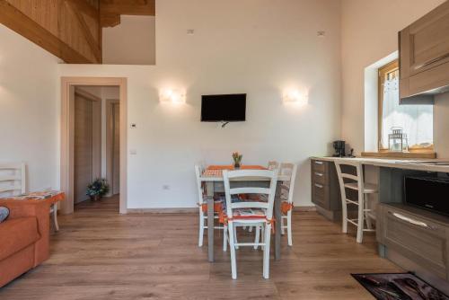 a kitchen and dining room with a table and chairs at Nonno Bigi Tulipano in Tremosine Sul Garda
