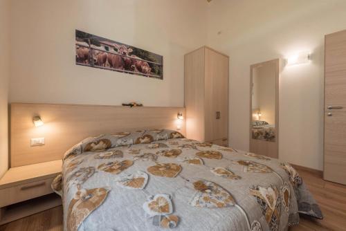 a bedroom with a bed with hearts on it at Nonno Bigi Tulipano in Tremosine Sul Garda