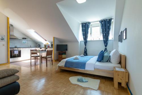um quarto com uma cama e uma cozinha num quarto em Yeshello Central Station Studio em Viena