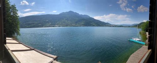 einen Blick auf einen großen See mit einem Boot darin in der Unterkunft Valsugana d'incanto in Tenna