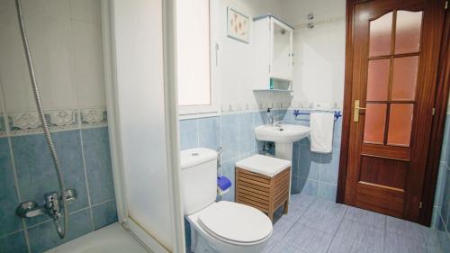een badkamer met een toilet en een wastafel bij IT HOME - 2 Private Apartments in Telde