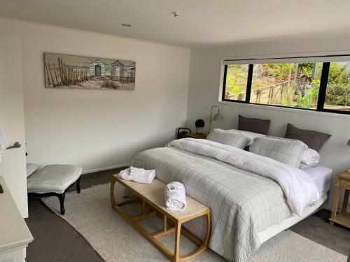 Postel nebo postele na pokoji v ubytování Kawau Lodge Boutique Resort