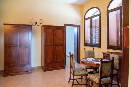 a dining room with a table and chairs at Relais Borgo Campello in Campello sul Clitunno