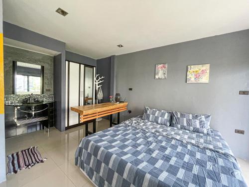 The Endless Bangtao Residence LOFT 7 في شاطئ بانغ تاو: غرفة نوم بسرير ومكتب ومغسلة
