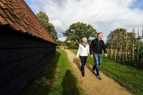 a man and a woman walking down a dirt road at B & B De Elsterberg in Elst
